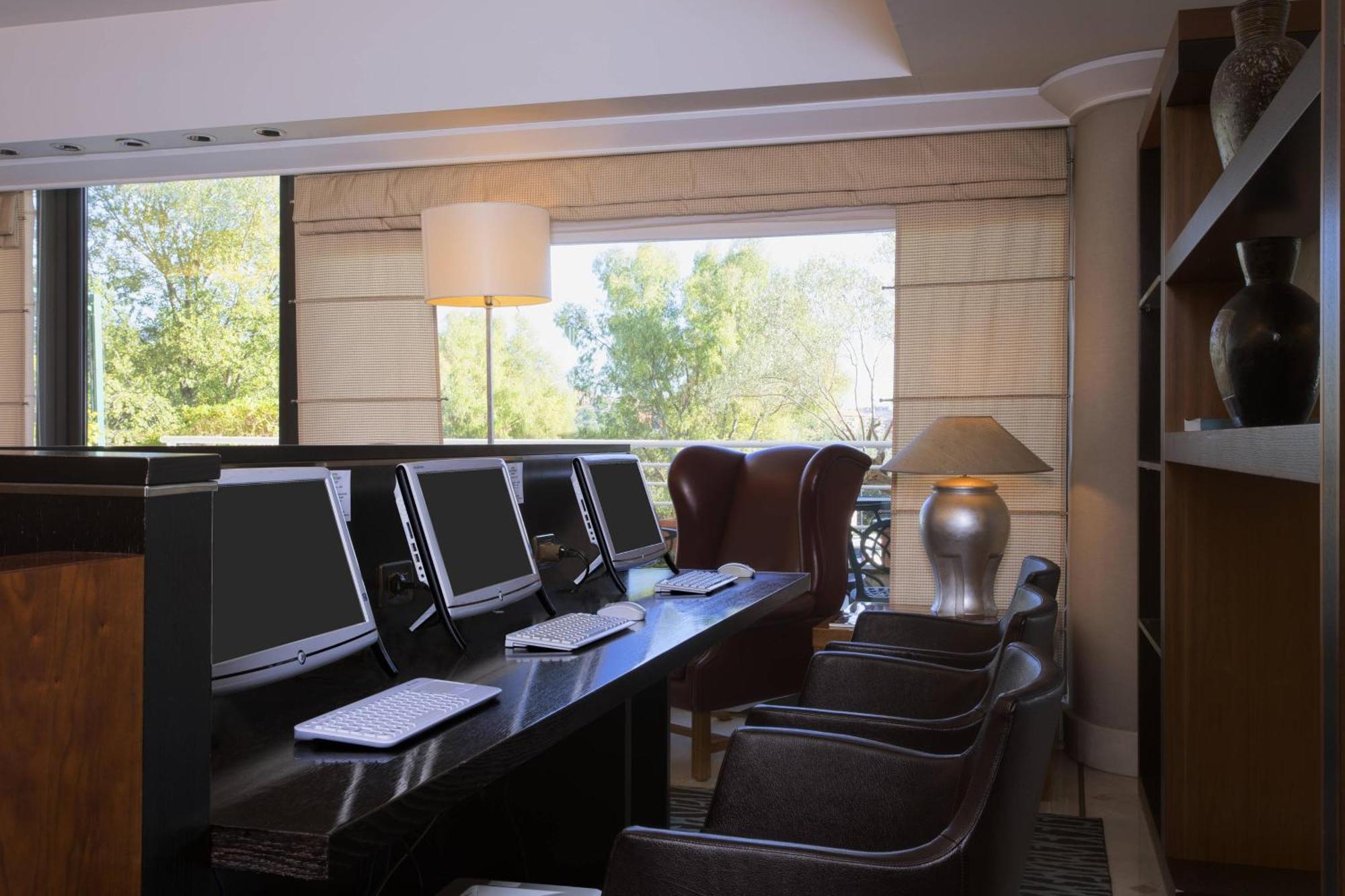 Courtyard By Marriott Rome Central Park Екстериор снимка