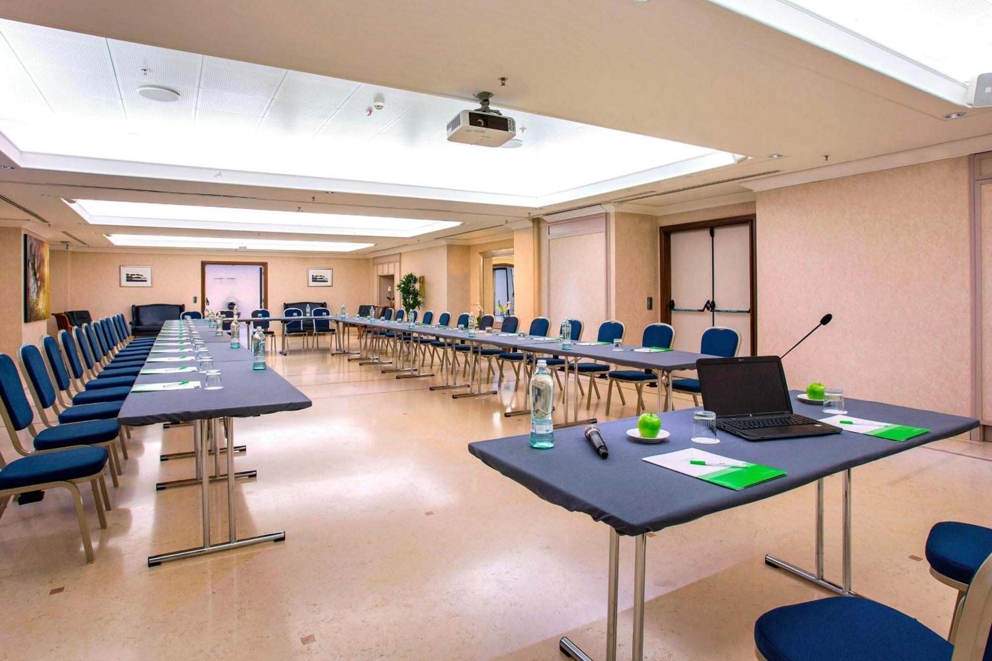 Courtyard By Marriott Rome Central Park Екстериор снимка